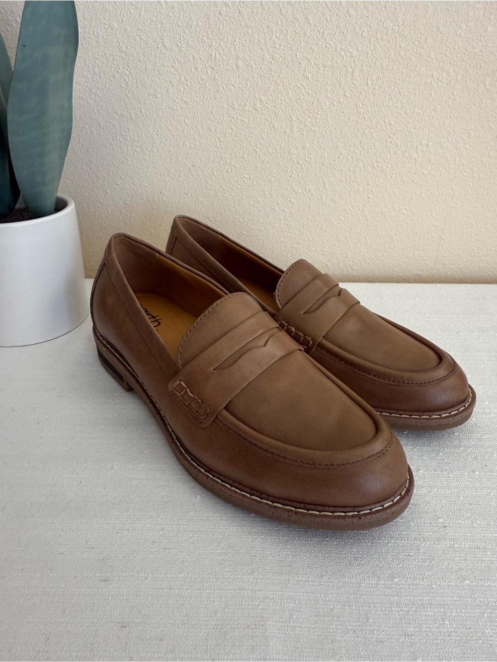 New EARTH Classic Light Brown Leather Penny Loafers
